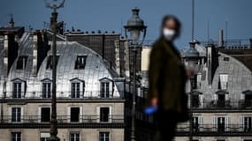 Une femme portant un masque de protection dans les rues de Paris le 26 avril dernier.