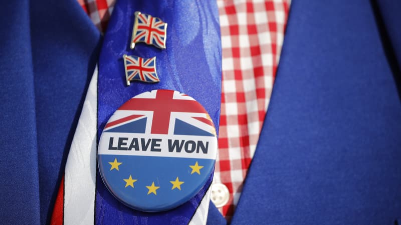 Les badges d'un militant pro-Brexit, le 28 mars 2019.