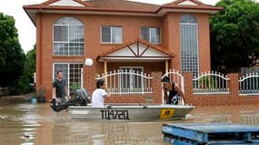 Les inondations ont atteint jeudi leur cote maximum à Brisbane, troisième ville d'Australie, dont les deux millions d'habitants craignaient toutefois que l'eau ne monte encore plus haut. /Photo prise le 13 janvier REUTERS/Mick Tsikas