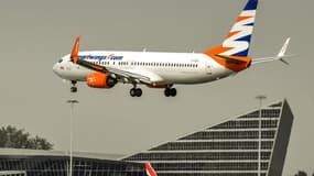 Un avion atterrissant à l'aéroport de Lille-Lesquin.