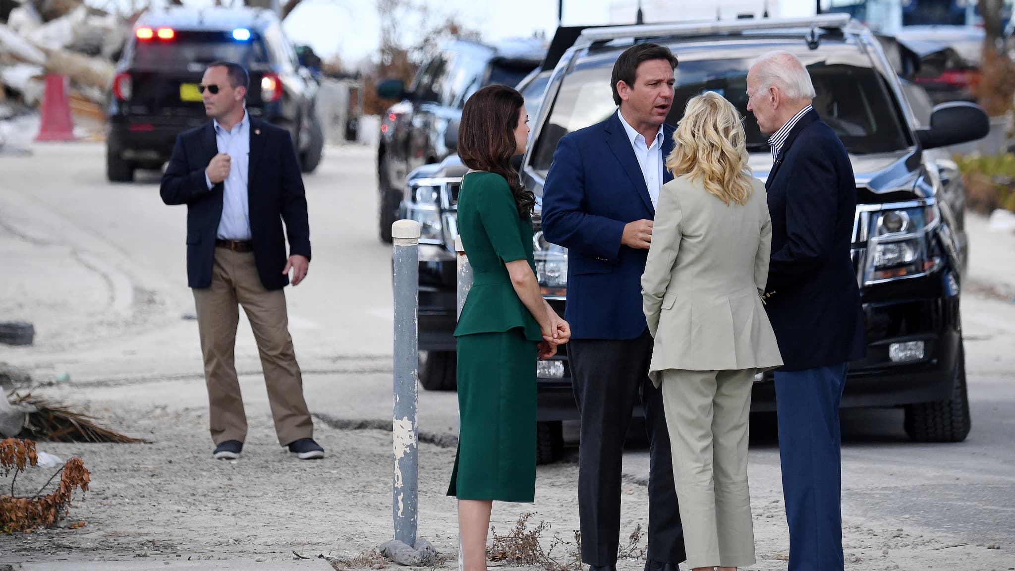 Le président des États-Unis visite Fort Myers, ville de Floride durement touchée par l'ouragan Ian, en compagnie de son épouse Jill Biden, le 5 octobre 2022. Ils sont accueillis pas le gouverneur Ron De Santis et son épouse Casey DeSantis.