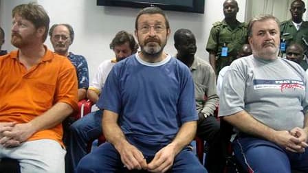 L'Américain James Robertson, le Français Gilles Mignon et le Canadien Robert Croke (de gauche à droite), trois des 19 ex-otages du mouvement pour l'émancipation du delta du Niger (Mend) libérés mercredi lors d'une opération menée par l'armée nigériane, ic