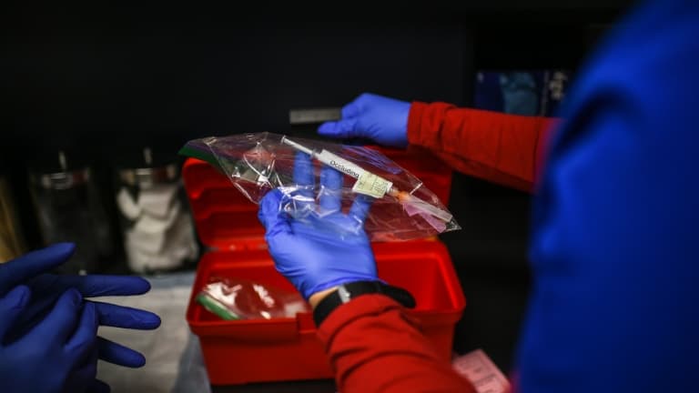 Un membre du personnel médical manipule le vaccin Pfizer/BioNtech contre le Covid-19 au Research Centers of America à Hollywood (Floride, USA), le 18 décembre 2020