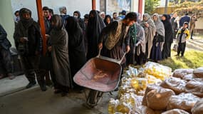 Des Afghans font la queue lors d'une distribution de nourriture du Programme alimentaire mondial à Kaboul, le 6 novembre 2021.