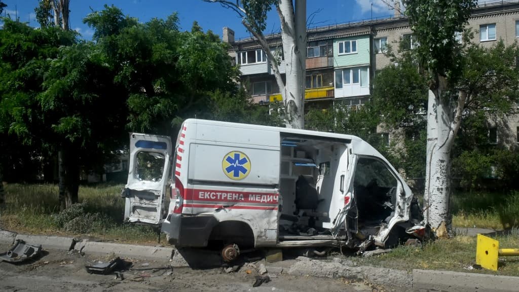 Une ambulance détruite est photographiée dans la ville de Lysychansk le 12 juillet 2022, dans le cadre de l'action militaire russe en Ukraine.
