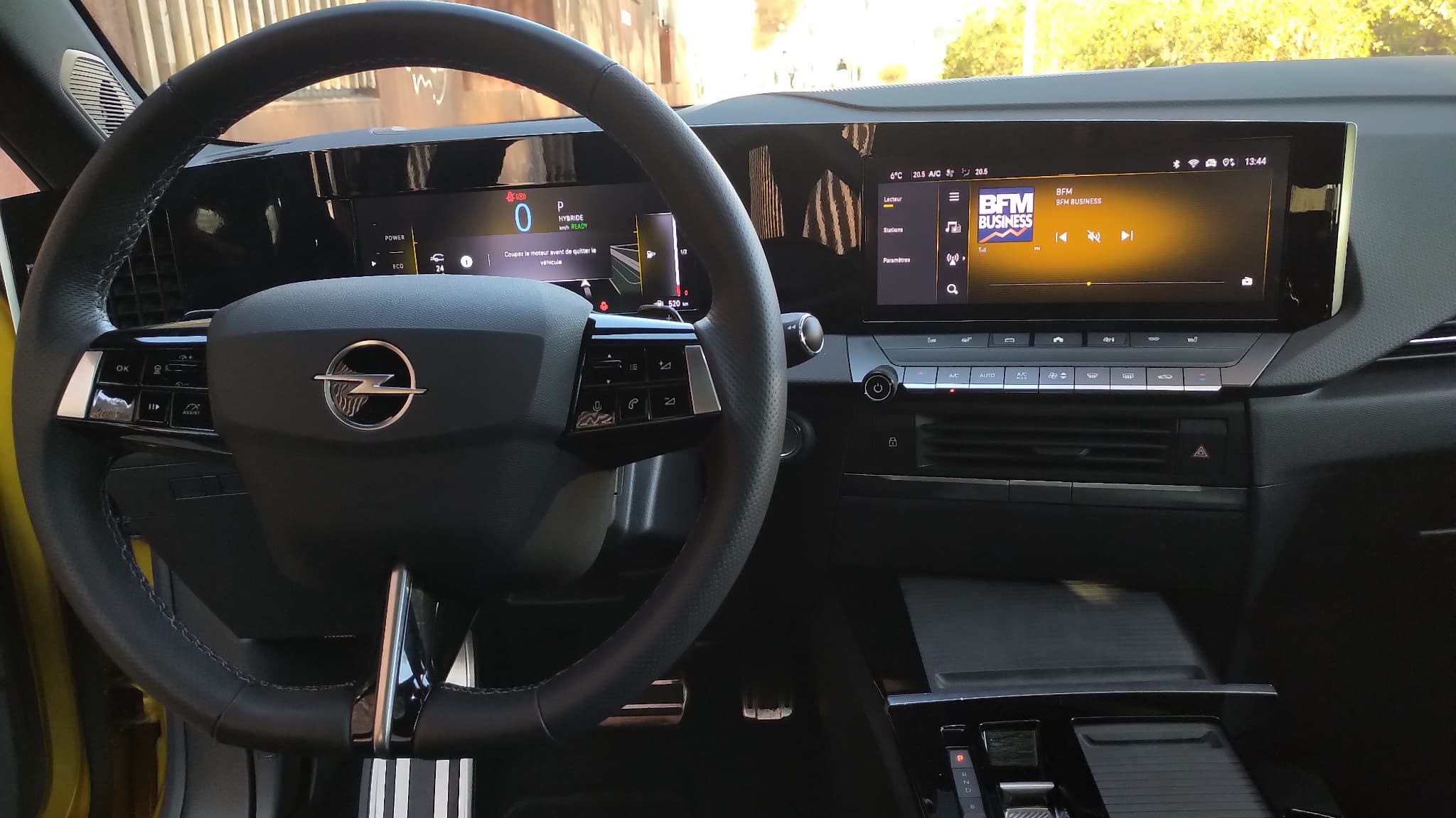 La planche de bord offre un petit volant, une longue dalle de planche de bord numérique qui se pose comme une sorte de vague et un petit HUD bien pratique sur le pare-brise, La planche de bord offre un petit volant, une longue dalle de planche de bord numérique qui se pose comme une sorte de vague et un petit HUD bien pratique sur le pare-brise,