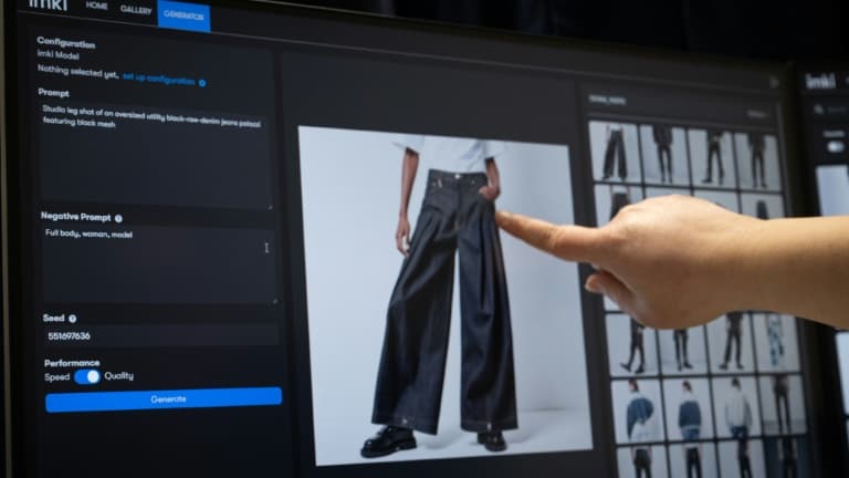 Une styliste travaille sur une collection de denim Imki générée par IA dans les bureaux de la start-up Imki à Schiltigheim, près de Strasbourg,  le 26 février 2025 dans le Bas-Rhin