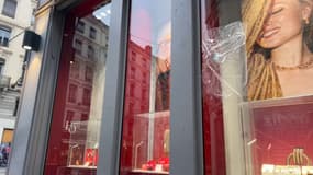 Une boutique du centre-ville de Lyon, dégradée le 27 décembre 2024 par une cinquantaine de jeunes.