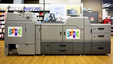 L'impression de livres sur la machine Ricoh prend quelques minutes, avec une édition en noir et blanc ou couleur.