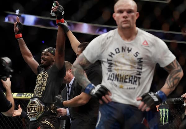 Jon Jones qui garde sa ceinture (ici contre Anthony Smith en mars 2019), une habitude chez les lourds-légers de l'UFC