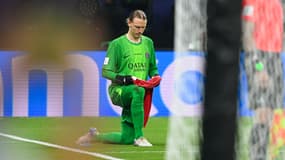 Matvey Safonov lit les indications sur les tireurs adverses lors de la finale de la Coupe intercontinentale remportée par le PSG contre Flamengo (1-1, 2 t.a.b. 1), le 17 décembre 2025