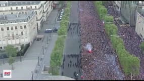 Le bus des Bleus arrive sur les Champs-Élysées, la foule s'embrase... (filmé de l'Arc de Triomphe)