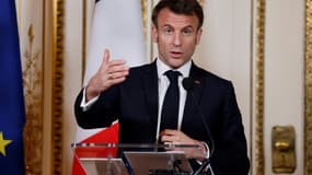 Emmanuel Macron lors d'une conférence de presse avec le Premier ministre des Pays-Bas à Amsterdam le 12 avril 2023