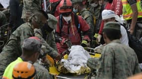 Le corps d'un enfant extrait des décombres le 18 avril 2016 à Pedernales en Equateur