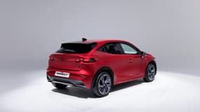 Une nouvelle signature lumineuse assez originale à l'arrière de cette Clio VI.