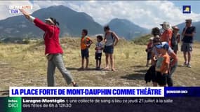 Des comédiens guident les visiteurs de la place forte de Mont-Dauphin