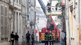 Deux pompiers ont disparu après l'effondrement partiel d'un immeuble en proie aux flammes lundi 9 juin 2025 dans l'Aisne. 