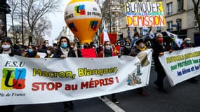 Des enseignants et personnels de l'Education nationale en grève manifestent contre la gestion de la crise sanitaire à l'école, le 13 janvier 2022 à Paris