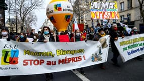 Des enseignants et personnels de l'Education nationale en grève manifestent contre la gestion de la crise sanitaire à l'école, le 13 janvier 2022 à Paris