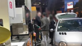 "Il remplit tous ses bidons !": des automobilistes en quête de carburant se disputent dans une station-service