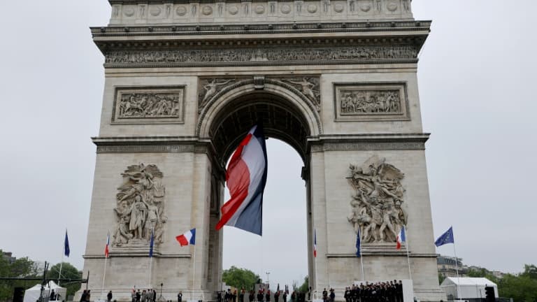 Le président Emmanuel Macron dépose une gerbe de fleurs sur la tombe du soldat inconnu à l'Arc de Triomphe, à Paris le 8 mai 2022
