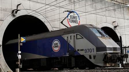 "Oubliés" dans leur wagon par le personnel d'Eurotunnel à leur arrivée à Calais, une vingtaine de passagers britanniques n'ont pu débarquer samedi en France et ont effectué malgré eux une nouvelle traversée de la Manche. /Photo d'archives/REUTERS/Pascal R