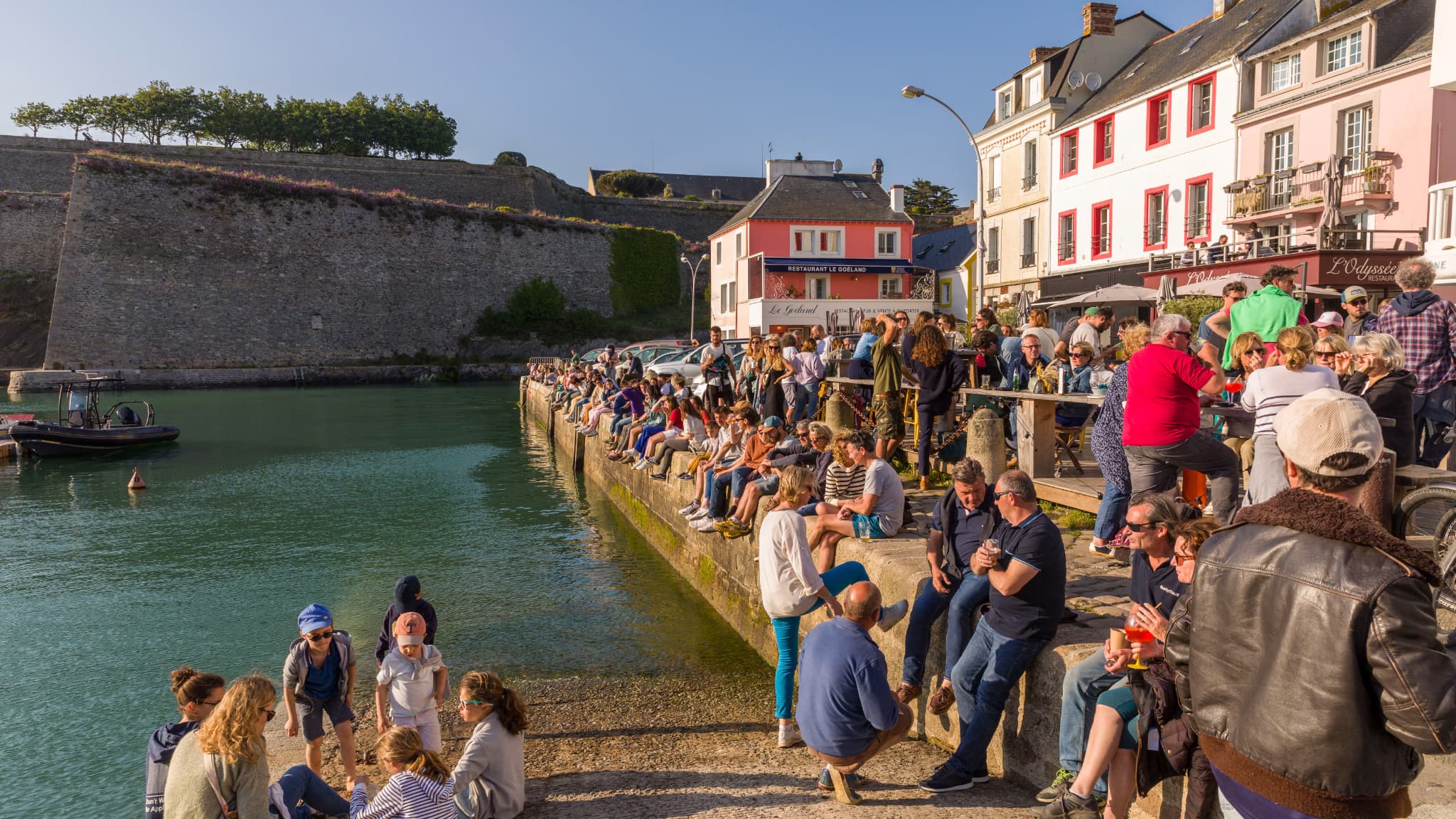 Des estivants en train d'attendre la navette retour un soir de mai 2023 à Belle-île-en-Mer. Des estivants en train d'attendre la navette retour un soir de mai 2023 à Belle-île-en-Mer.