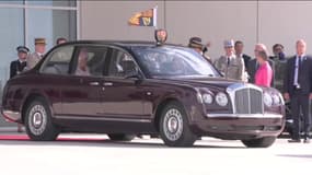 Après avoir atterri à l'aéroport d'Orly, le couple royal est monté à bord de cette Bentley Royal State Limousine.