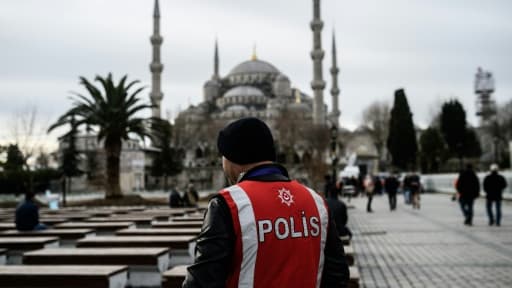 Un policier turc en faction dans le quartier touristique de Sultanahmet à Istanbul, le 15 janvier 2016