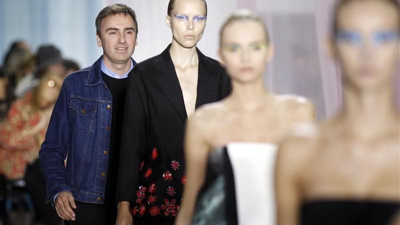 Raf Simons à la fin de son défilé pour le prêt-à-porter de l'été prochain de Dior. Comme galvanisées par l'arrivée de Raf Simons chez Dior et Hedi Slimane chez Saint Laurent, les griffes de luxe ont livré à Paris des collections de haute volée pour le pri