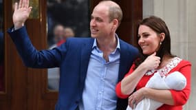 Le prince William, Kate Middleton devant la maternité