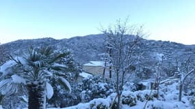 La neige recouvre aussi la Corse, ici à Alata.