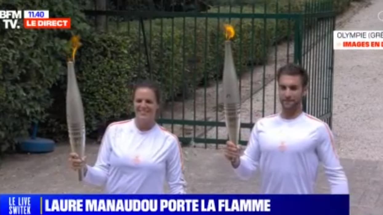 Laure Manaudou, deuxième relayeuse, affichait un grand sourire au moment du passage de témoin.