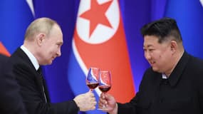Sur cette photo d'archive diffusée par l'agence d'État russe Sputnik, le président russe Vladimir Poutine et le dirigeant nord-coréen Kim Jong Un trinquent lors d'une réception à la Mongnangwan Reception House à Pyongyang, le 19 juin 2024 (photo d'illustration). 