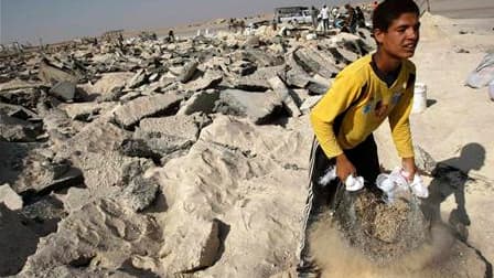 Collecte de gravats sur un aéroport abandonné de Rafah, dans le sud de la bande de Gaza. Ces gravats seront ensuite revendus pour être utilisés sur des chantiers de construction de Gaza. Le gouvernement israélien a décidé d'alléger le blocus de la bande d