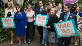 Le premier ministre irlandais fait campagne pour le "oui" dans le cadre du référendum sur la libéralisation de l'avortement, le 24 mai 2018