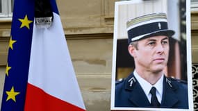 Un portrait du Lieutenant-Colonel Arnaud Beltrame lors d'un hommage au ministère de l'Intérieur, le 28 mars 2018 à Paris