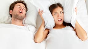 La personne victime d'apnées du sommeil est souvent la dernière à s'en rendre compte. C'est généralement son partenaire, réveillé par ses ronflements, qui constate les pauses respiratoires. 