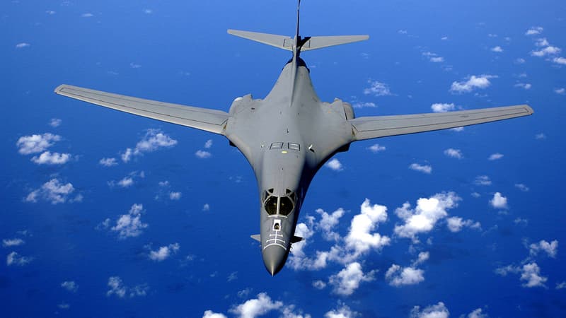 Un bombardier B- 1B survolant l'océan Pacifique (image d'illustration)