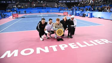 Jannik Sinner avec le trophée de l'Open Sud de France, le 12 février 2023