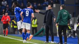 Liam Rosenior félicite Joaquin Panichelli lors du match Strasbourg-Breidablik (3-1, Conference League), le 18 décembre 2025