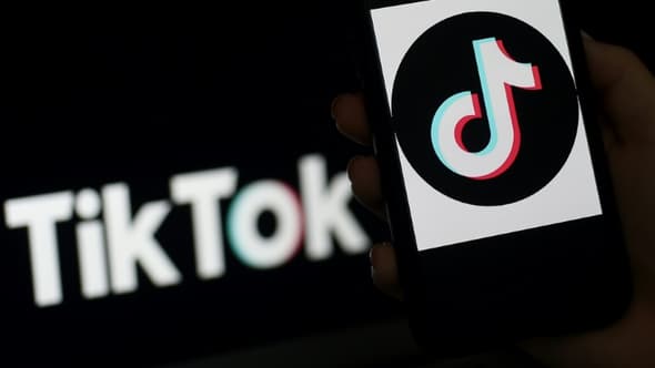 Le logo de TikTok affiché sur l'écran d'un téléphone portable, à Arlington (Etats-Unis), le 13 avril 2020