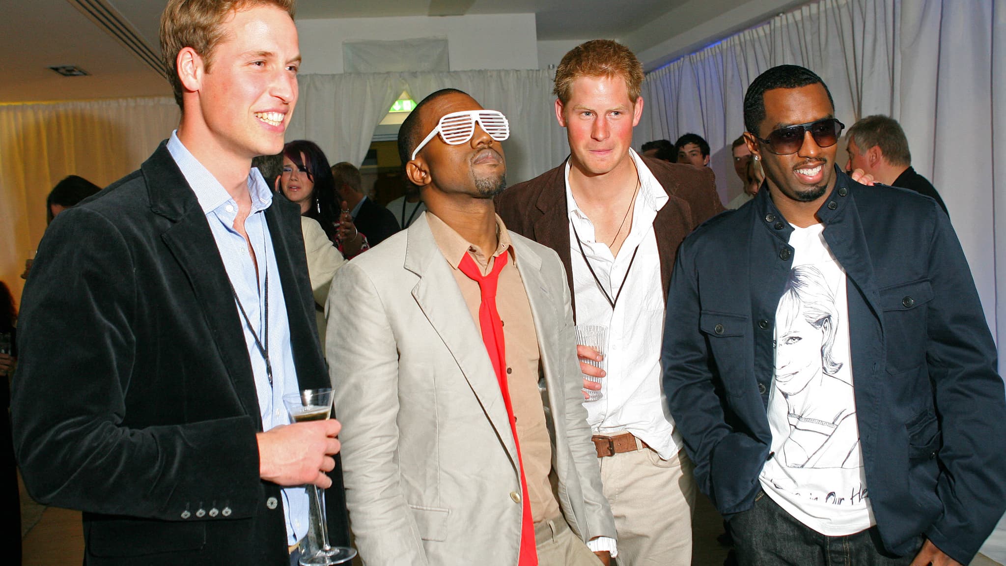 Les princes William et Harry, avec Kanye West et P. Diddy en coulisses du stade de Wembley, le 1er juillet 2007, en marge d'un spectacle organisé en mémoire de la princesse Diana.