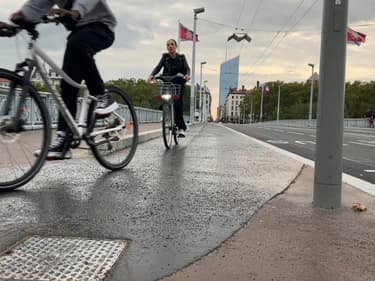 Une piste cyclable sur le pont Lafayette à Lyon (Rhône).