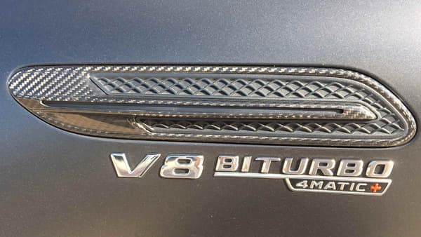 Sous le capot, Mercedes reprend le V8 biturbo des AMG GT coupé, mais il est ici poussé à 639 chevaux dans cette version S. L'appellation "4MATIC+" indique une transmission intégrale, mais variable, selon les besoins.