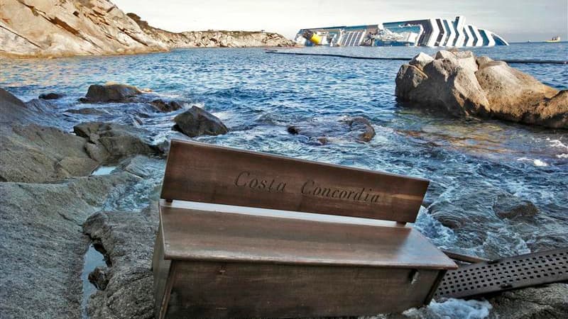 Si, une semaine après le naufrage, les espoirs de retrouver des survivants sont presque réduits à néant, la perspective que le Costa Concordia soit englouti accroît le risque que la catastrophe humaine ne se double d'une catastrophe écologique. /Photo pri