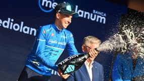 Lorenzo Fortunato de l'équipe XDS-Astana sur le podium du Giro le 13 mai 2025