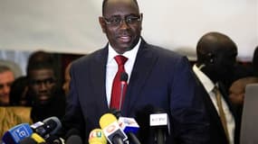 Avant les résultats complets du scrutin, Macky Sall a été félicité dimanche par son adversaire, le président sortant Abdoulaye Wade, pour sa victoire à la présidentielle sénégalaise. /Photo prise le 25 mars 2012/REUTERS/Joe Penney