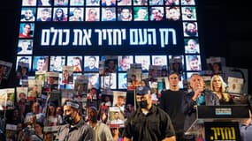 L'envoyé spécial américain Steve Witkoff (au centre) s'exprime sous le regard de l'homme d'affaires américain Jared Kushner et de son épouse Ivanka Trump lors d'un rassemblement à Hostages Square, à Tel-Aviv, le 11 octobre 2025.