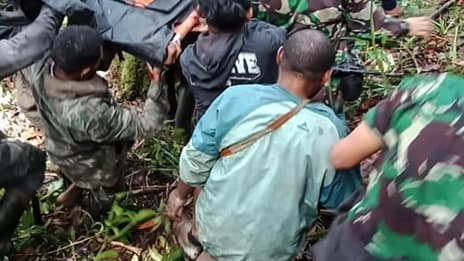 Evacuation du seul survivant du crash survenu ce samedi en Indonésie. Il est âgé de 12 ans.